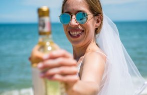 שתייה למסיבת רווקות: המדריך המלא לכמויות, סוגי שתייה ומה באמת כדאי לקנות