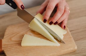 פלטת גבינות למסיבת רווקות: אילו גבינות לבחור, כמה להזמין ואיך בונים פלטה מושלמת שכולם מדברות עליה